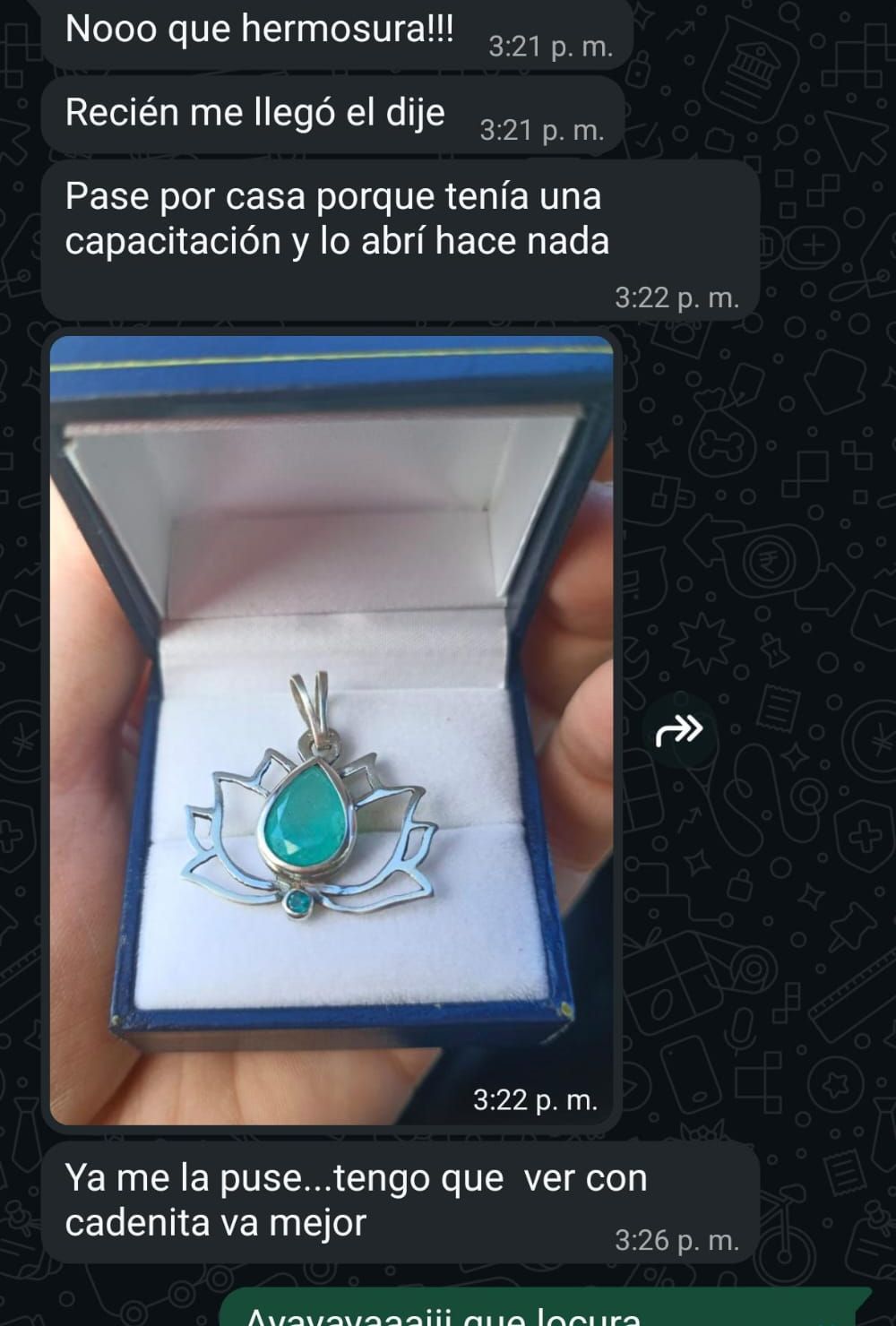 Una clienta recibe su dije de loto en esmeralda y escribe qué hermosura, ya me la puse